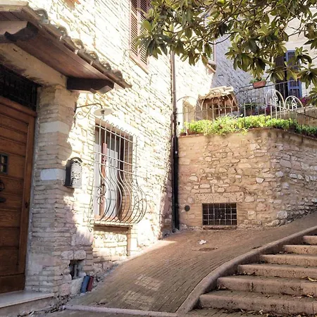Διαμέρισμα All'Ombra Di Santa Chiara By Myassisisuite - Vicino A San Carlo Acutis - Dormi In Una Casa Del '400 - 140 Mq, Raro Piano Terra - 4 Veri Letti Matrimoniali, Zero Divani Letto - Live Check-In, No Key Box, 3 Real Beds, Jacuzzi - Mowimy Po Polsku *
