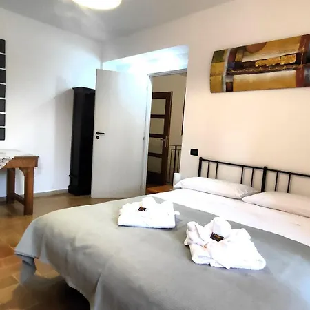 Apartmán All'ombra Di Santa Chiara, 140mq, 3 Camere, Idromassaggio - Myassisisuite, Centro - Mowimy Po Polsku