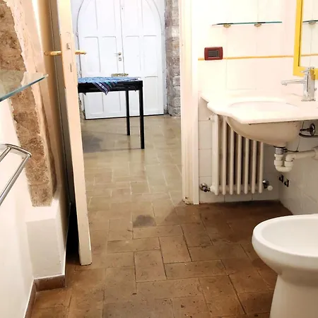 Apartmán All'ombra Di Santa Chiara, 140mq, 3 Camere, Idromassaggio - Myassisisuite, Centro - Mowimy Po Polsku