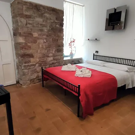 All'ombra Di Santa Chiara, 140mq, 3 Camere, Idromassaggio - Myassisisuite, Centro - Mowimy Po Polsku * Ασίζη