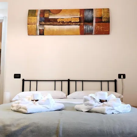 All'ombra Di Santa Chiara, 140mq, 3 Camere, Idromassaggio - Myassisisuite, Centro - Mowimy Po Polsku Apartmán *