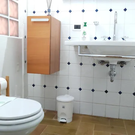 All'Ombra Di Santa Chiara By Myassisisuite - Vicino A San Carlo Acutis - Dormi In Una Casa Del '400 - 140 Mq, Raro Piano Terra - 4 Veri Letti Matrimoniali, Zero Divani Letto - Live Check-In, No Key Box, 3 Real Beds, Jacuzzi - Mowimy Po Polsku Διαμέρισμα Ασίζη
