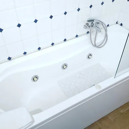 All'Ombra Di Santa Chiara By Myassisisuite - Vicino A San Carlo Acutis - Dormi In Una Casa Del '400 - 140 Mq, Raro Piano Terra - 4 Veri Letti Matrimoniali, Zero Divani Letto - Live Check-In, No Key Box, 3 Real Beds, Jacuzzi - Mowimy Po Polsku Διαμέρισμα Ασίζη