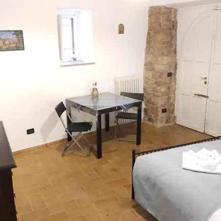 All'Ombra Di Santa Chiara By Myassisisuite - Vicino A San Carlo Acutis - Dormi In Una Casa Del '400 - 140 Mq, Raro Piano Terra - 4 Veri Letti Matrimoniali, Zero Divani Letto - Live Check-In, No Key Box, 3 Real Beds, Jacuzzi - Mowimy Po Polsku Διαμέρισμα