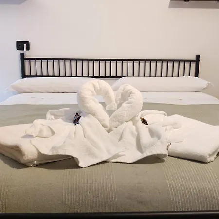 MyAssisiSuite - All'Ombra di Santa Chiara - Dimora Storica con Idromassaggio - Un Unico Spazio di 140mq per Gruppi - Assisi Centro - Accoglienza Live - Mówimy po polsku Apartamento *