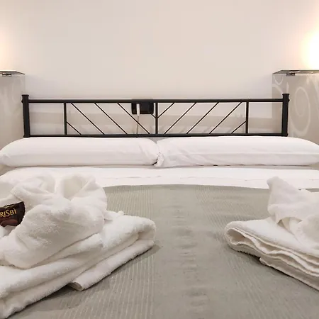 All'Ombra Di Santa Chiara By Myassisisuite - Vicino A San Carlo Acutis - Dormi In Una Casa Del '400 - 140 Mq, Raro Piano Terra - 4 Veri Letti Matrimoniali, Zero Divani Letto - Live Check-In, No Key Box, 3 Real Beds, Jacuzzi - Mowimy Po Polsku Διαμέρισμα