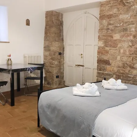 All'Ombra Di Santa Chiara By Myassisisuite - Vicino A San Carlo Acutis - Dormi In Una Casa Del '400 - 140 Mq, Raro Piano Terra - 4 Veri Letti Matrimoniali, Zero Divani Letto - Live Check-In, No Key Box, 3 Real Beds, Jacuzzi - Mowimy Po Polsku Διαμέρισμα *