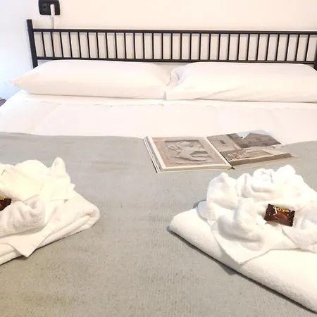All'Ombra Di Santa Chiara By Myassisisuite - Vicino A San Carlo Acutis - Dormi In Una Casa Del '400 - 140 Mq, Raro Piano Terra - 4 Veri Letti Matrimoniali, Zero Divani Letto - Live Check-In, No Key Box, 3 Real Beds, Jacuzzi - Mowimy Po Polsku Ασίζη