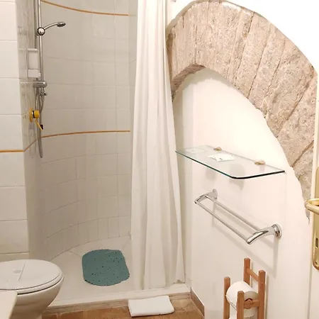All'Ombra Di Santa Chiara By Myassisisuite - Vicino A San Carlo Acutis - Dormi In Una Casa Del '400 - 140 Mq, Raro Piano Terra - 4 Veri Letti Matrimoniali, Zero Divani Letto - Live Check-In, No Key Box, 3 Real Beds, Jacuzzi - Mowimy Po Polsku Διαμέρισμα *