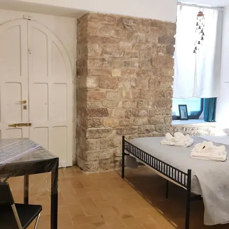 All'Ombra Di Santa Chiara By Myassisisuite - Vicino A San Carlo Acutis - Dormi In Una Casa Del '400 - 140 Mq, Raro Piano Terra - 4 Veri Letti Matrimoniali, Zero Divani Letto - Live Check-In, No Key Box, 3 Real Beds, Jacuzzi - Mowimy Po Polsku