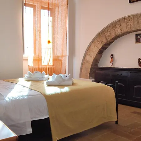 All'Ombra Di Santa Chiara By Myassisisuite - Vicino A San Carlo Acutis - Dormi In Una Casa Del '400 - 140 Mq, Raro Piano Terra - 4 Veri Letti Matrimoniali, Zero Divani Letto - Live Check-In, No Key Box, 3 Real Beds, Jacuzzi - Mowimy Po Polsku Διαμέρισμα *