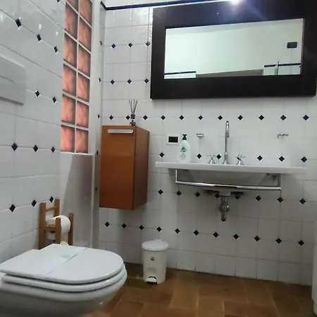 All'Ombra Di Santa Chiara By Myassisisuite - Vicino A San Carlo Acutis - Dormi In Una Casa Del '400 - 140 Mq, Raro Piano Terra - 4 Veri Letti Matrimoniali, Zero Divani Letto - Live Check-In, No Key Box, 3 Real Beds, Jacuzzi - Mowimy Po Polsku Διαμέρισμα Ασίζη