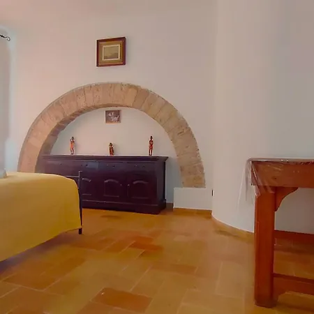 All'Ombra Di Santa Chiara By Myassisisuite - Vicino A San Carlo Acutis - Dormi In Una Casa Del '400 - 140 Mq, Raro Piano Terra - 4 Veri Letti Matrimoniali, Zero Divani Letto - Live Check-In, No Key Box, 3 Real Beds, Jacuzzi - Mowimy Po Polsku * Ασίζη