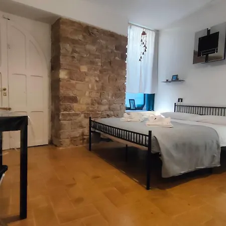 Διαμέρισμα All'Ombra Di Santa Chiara By Myassisisuite - Vicino A San Carlo Acutis - Dormi In Una Casa Del '400 - 140 Mq, Raro Piano Terra - 4 Veri Letti Matrimoniali, Zero Divani Letto - Live Check-In, No Key Box, 3 Real Beds, Jacuzzi - Mowimy Po Polsku