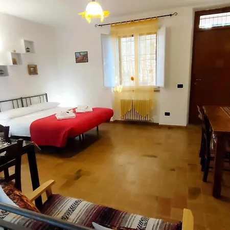 Διαμέρισμα All'Ombra Di Santa Chiara By Myassisisuite - Vicino A San Carlo Acutis - Dormi In Una Casa Del '400 - 140 Mq, Raro Piano Terra - 4 Veri Letti Matrimoniali, Zero Divani Letto - Live Check-In, No Key Box, 3 Real Beds, Jacuzzi - Mowimy Po Polsku