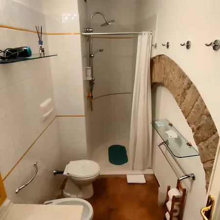 All'Ombra Di Santa Chiara By Myassisisuite - Vicino A San Carlo Acutis - Dormi In Una Casa Del '400 - 140 Mq, Raro Piano Terra - 4 Veri Letti Matrimoniali, Zero Divani Letto - Live Check-In, No Key Box, 3 Real Beds, Jacuzzi - Mowimy Po Polsku Διαμέρισμα Ασίζη