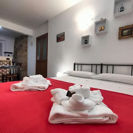 All'Ombra Di Santa Chiara By Myassisisuite - Vicino A San Carlo Acutis - Dormi In Una Casa Del '400 - 140 Mq, Raro Piano Terra - 4 Veri Letti Matrimoniali, Zero Divani Letto - Live Check-In, No Key Box, 3 Real Beds, Jacuzzi - Mowimy Po Polsku Διαμέρισμα *