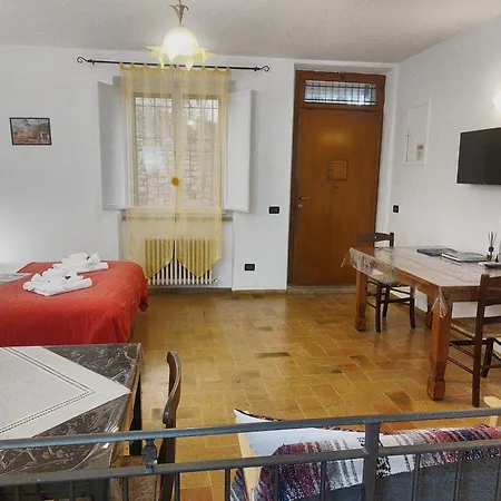 All'Ombra Di Santa Chiara By Myassisisuite - Vicino A San Carlo Acutis - Dormi In Una Casa Del '400 - 140 Mq, Raro Piano Terra - 4 Veri Letti Matrimoniali, Zero Divani Letto - Live Check-In, No Key Box, 3 Real Beds, Jacuzzi - Mowimy Po Polsku Διαμέρισμα Ασίζη
