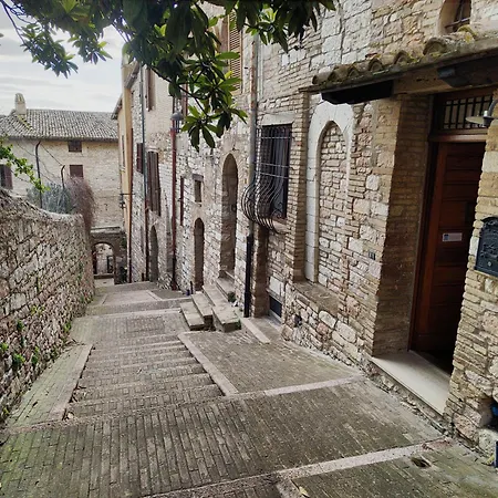 All'Ombra Di Santa Chiara By Myassisisuite - Vicino A San Carlo Acutis - Dormi In Una Casa Del '400 - 140 Mq, Raro Piano Terra - 4 Veri Letti Matrimoniali, Zero Divani Letto - Live Check-In, No Key Box, 3 Real Beds, Jacuzzi - Mowimy Po Polsku Διαμέρισμα Ασίζη