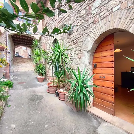 Διαμέρισμα All'Ombra Di Santa Chiara By Myassisisuite - Vicino A San Carlo Acutis - Dormi In Una Casa Del '400 - 140 Mq, Raro Piano Terra - 4 Veri Letti Matrimoniali, Zero Divani Letto - Live Check-In, No Key Box, 3 Real Beds, Jacuzzi - Mowimy Po Polsku Ασίζη
