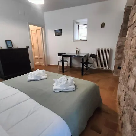 All'Ombra Di Santa Chiara By Myassisisuite - Vicino A San Carlo Acutis - Dormi In Una Casa Del '400 - 140 Mq, Raro Piano Terra - 4 Veri Letti Matrimoniali, Zero Divani Letto - Live Check-In, No Key Box, 3 Real Beds, Jacuzzi - Mowimy Po Polsku Διαμέρισμα *