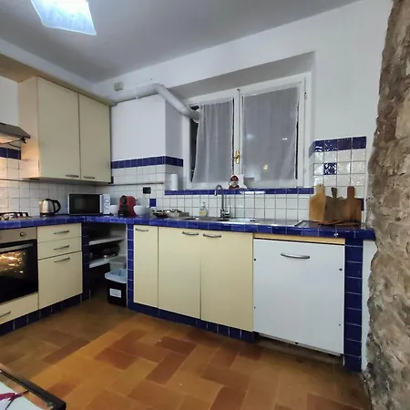 All'Ombra Di Santa Chiara By Myassisisuite - Vicino A San Carlo Acutis - Dormi In Una Casa Del '400 - 140 Mq, Raro Piano Terra - 4 Veri Letti Matrimoniali, Zero Divani Letto - Live Check-In, No Key Box, 3 Real Beds, Jacuzzi - Mowimy Po Polsku *