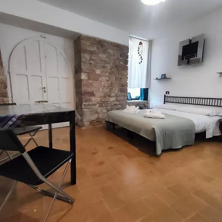 All'Ombra Di Santa Chiara By Myassisisuite - Vicino A San Carlo Acutis - Dormi In Una Casa Del '400 - 140 Mq, Raro Piano Terra - 4 Veri Letti Matrimoniali, Zero Divani Letto - Live Check-In, No Key Box, 3 Real Beds, Jacuzzi - Mowimy Po Polsku * Ασίζη