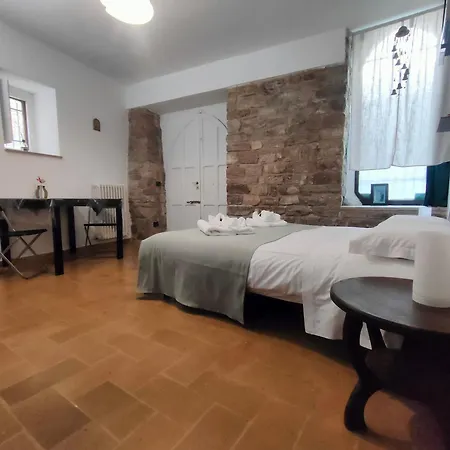 Διαμέρισμα All'Ombra Di Santa Chiara By Myassisisuite - Vicino A San Carlo Acutis - Dormi In Una Casa Del '400 - 140 Mq, Raro Piano Terra - 4 Veri Letti Matrimoniali, Zero Divani Letto - Live Check-In, No Key Box, 3 Real Beds, Jacuzzi - Mowimy Po Polsku