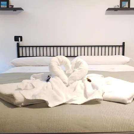 All'Ombra Di Santa Chiara By Myassisisuite - Vicino A San Carlo Acutis - Dormi In Una Casa Del '400 - 140 Mq, Raro Piano Terra - 4 Veri Letti Matrimoniali, Zero Divani Letto - Live Check-In, No Key Box, 3 Real Beds, Jacuzzi - Mowimy Po Polsku * Ασίζη