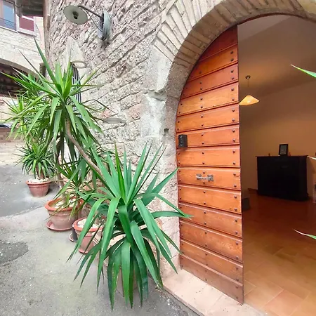 Διαμέρισμα All'Ombra Di Santa Chiara By Myassisisuite - Vicino A San Carlo Acutis - Dormi In Una Casa Del '400 - 140 Mq, Raro Piano Terra - 4 Veri Letti Matrimoniali, Zero Divani Letto - Live Check-In, No Key Box, 3 Real Beds, Jacuzzi - Mowimy Po Polsku Ασίζη