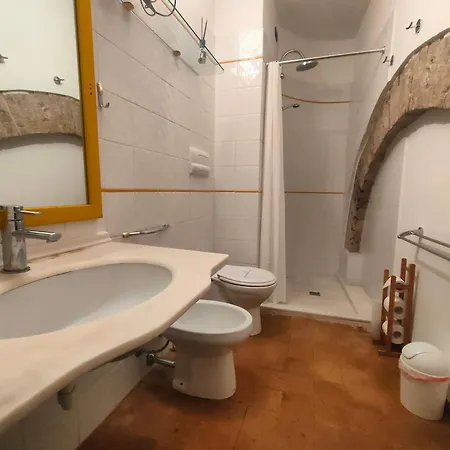 Διαμέρισμα All'Ombra Di Santa Chiara By Myassisisuite - Vicino A San Carlo Acutis - Dormi In Una Casa Del '400 - 140 Mq, Raro Piano Terra - 4 Veri Letti Matrimoniali, Zero Divani Letto - Live Check-In, No Key Box, 3 Real Beds, Jacuzzi - Mowimy Po Polsku Ασίζη