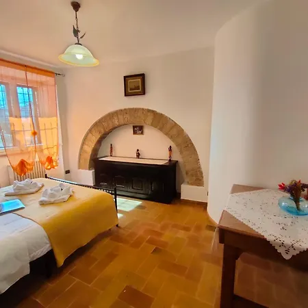 All'Ombra Di Santa Chiara By Myassisisuite - Vicino A San Carlo Acutis - Dormi In Una Casa Del '400 - 140 Mq, Raro Piano Terra - 4 Veri Letti Matrimoniali, Zero Divani Letto - Live Check-In, No Key Box, 3 Real Beds, Jacuzzi - Mowimy Po Polsku Διαμέρισμα