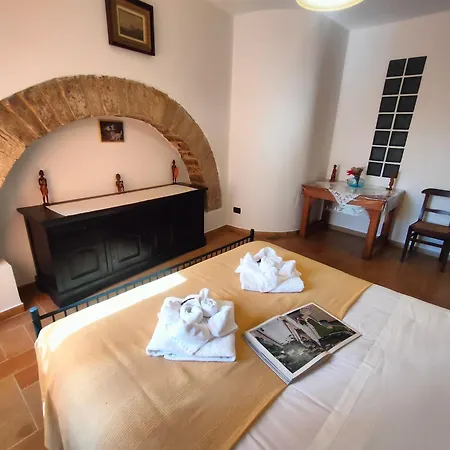 Διαμέρισμα All'Ombra Di Santa Chiara By Myassisisuite - Vicino A San Carlo Acutis - Dormi In Una Casa Del '400 - 140 Mq, Raro Piano Terra - 4 Veri Letti Matrimoniali, Zero Divani Letto - Live Check-In, No Key Box, 3 Real Beds, Jacuzzi - Mowimy Po Polsku