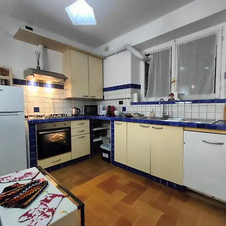 Διαμέρισμα All'Ombra Di Santa Chiara By Myassisisuite - Vicino A San Carlo Acutis - Dormi In Una Casa Del '400 - 140 Mq, Raro Piano Terra - 4 Veri Letti Matrimoniali, Zero Divani Letto - Live Check-In, No Key Box, 3 Real Beds, Jacuzzi - Mowimy Po Polsku