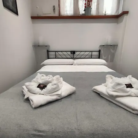 All'Ombra Di Santa Chiara By Myassisisuite - Vicino A San Carlo Acutis - Dormi In Una Casa Del '400 - 140 Mq, Raro Piano Terra - 4 Veri Letti Matrimoniali, Zero Divani Letto - Live Check-In, No Key Box, 3 Real Beds, Jacuzzi - Mowimy Po Polsku Ασίζη