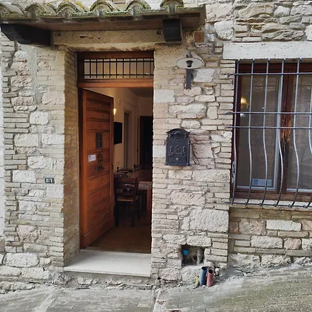All'Ombra Di Santa Chiara By Myassisisuite - Vicino A San Carlo Acutis - Dormi In Una Casa Del '400 - 140 Mq, Raro Piano Terra - 4 Veri Letti Matrimoniali, Zero Divani Letto - Live Check-In, No Key Box, 3 Real Beds, Jacuzzi - Mowimy Po Polsku Διαμέρισμα Ασίζη
