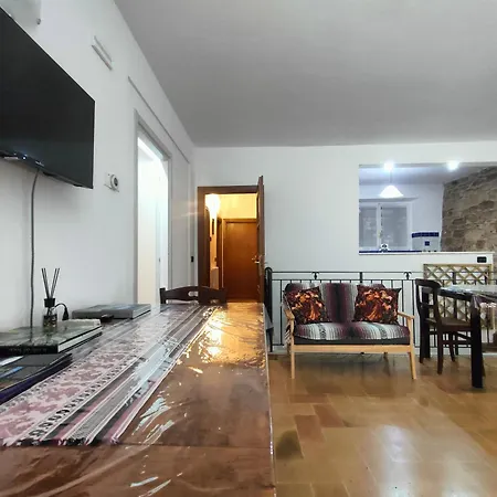 All'Ombra Di Santa Chiara By Myassisisuite - Vicino A San Carlo Acutis - Dormi In Una Casa Del '400 - 140 Mq, Raro Piano Terra - 4 Veri Letti Matrimoniali, Zero Divani Letto - Live Check-In, No Key Box, 3 Real Beds, Jacuzzi - Mowimy Po Polsku *