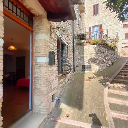 All'Ombra Di Santa Chiara By Myassisisuite - Vicino A San Carlo Acutis - Dormi In Una Casa Del '400 - 140 Mq, Raro Piano Terra - 4 Veri Letti Matrimoniali, Zero Divani Letto - Live Check-In, No Key Box, 3 Real Beds, Jacuzzi - Mowimy Po Polsku *