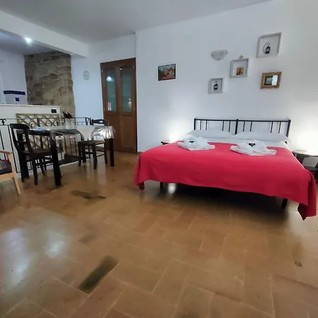 Διαμέρισμα All'Ombra Di Santa Chiara By Myassisisuite - Vicino A San Carlo Acutis - Dormi In Una Casa Del '400 - 140 Mq, Raro Piano Terra - 4 Veri Letti Matrimoniali, Zero Divani Letto - Live Check-In, No Key Box, 3 Real Beds, Jacuzzi - Mowimy Po Polsku
