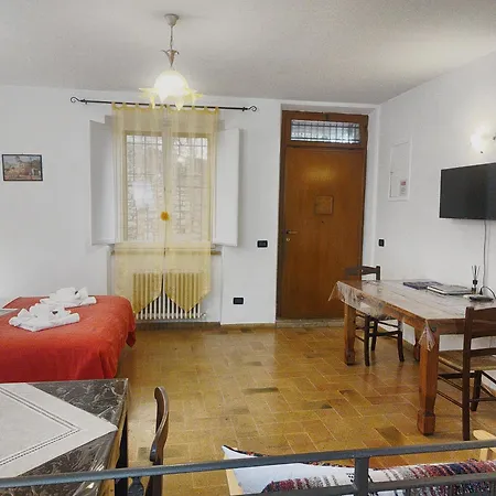 All'Ombra Di Santa Chiara By Myassisisuite - Vicino A San Carlo Acutis - Dormi In Una Casa Del '400 - 140 Mq, Raro Piano Terra - 4 Veri Letti Matrimoniali, Zero Divani Letto - Live Check-In, No Key Box, 3 Real Beds, Jacuzzi - Mowimy Po Polsku *