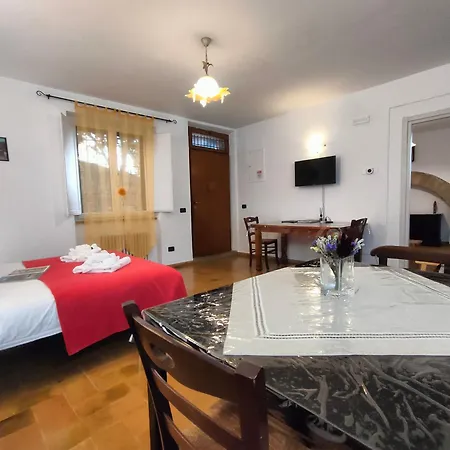 All'Ombra Di Santa Chiara By Myassisisuite - Vicino A San Carlo Acutis - Dormi In Una Casa Del '400 - 140 Mq, Raro Piano Terra - 4 Veri Letti Matrimoniali, Zero Divani Letto - Live Check-In, No Key Box, 3 Real Beds, Jacuzzi - Mowimy Po Polsku *