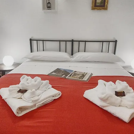 Διαμέρισμα All'Ombra Di Santa Chiara By Myassisisuite - Vicino A San Carlo Acutis - Dormi In Una Casa Del '400 - 140 Mq, Raro Piano Terra - 4 Veri Letti Matrimoniali, Zero Divani Letto - Live Check-In, No Key Box, 3 Real Beds, Jacuzzi - Mowimy Po Polsku Ασίζη