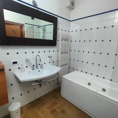 All'Ombra Di Santa Chiara By Myassisisuite - Vicino A San Carlo Acutis - Dormi In Una Casa Del '400 - 140 Mq, Raro Piano Terra - 4 Veri Letti Matrimoniali, Zero Divani Letto - Live Check-In, No Key Box, 3 Real Beds, Jacuzzi - Mowimy Po Polsku Διαμέρισμα Ασίζη