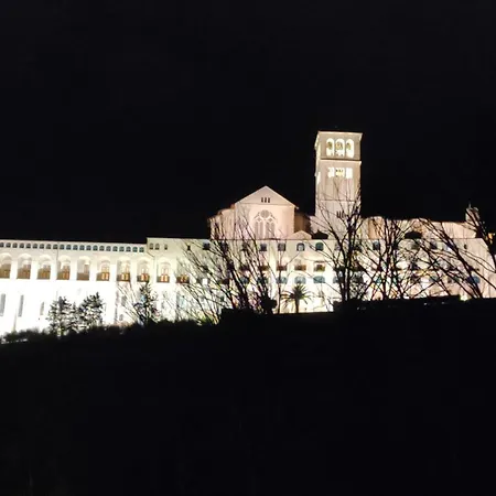 All'Ombra Di Santa Chiara By Myassisisuite - Vicino A San Carlo Acutis - Dormi In Una Casa Del '400 - 140 Mq, Raro Piano Terra - 4 Veri Letti Matrimoniali, Zero Divani Letto - Live Check-In, No Key Box, 3 Real Beds, Jacuzzi - Mowimy Po Polsku Ασίζη