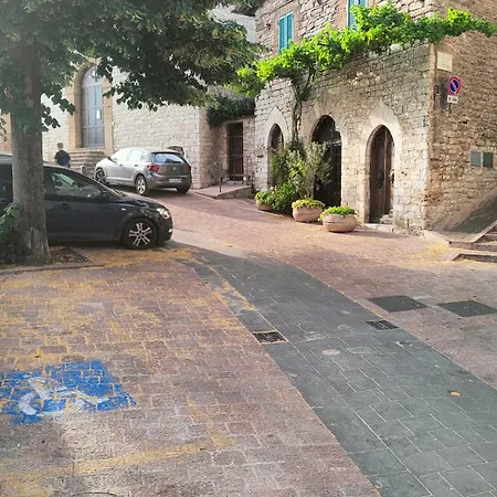 Διαμέρισμα All'Ombra Di Santa Chiara By Myassisisuite - Vicino A San Carlo Acutis - Dormi In Una Casa Del '400 - 140 Mq, Raro Piano Terra - 4 Veri Letti Matrimoniali, Zero Divani Letto - Live Check-In, No Key Box, 3 Real Beds, Jacuzzi - Mowimy Po Polsku *