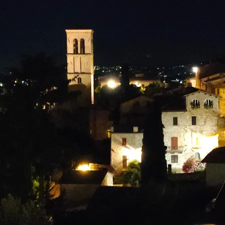 Διαμέρισμα All'Ombra Di Santa Chiara By Myassisisuite - Vicino A San Carlo Acutis - Dormi In Una Casa Del '400 - 140 Mq, Raro Piano Terra - 4 Veri Letti Matrimoniali, Zero Divani Letto - Live Check-In, No Key Box, 3 Real Beds, Jacuzzi - Mowimy Po Polsku *