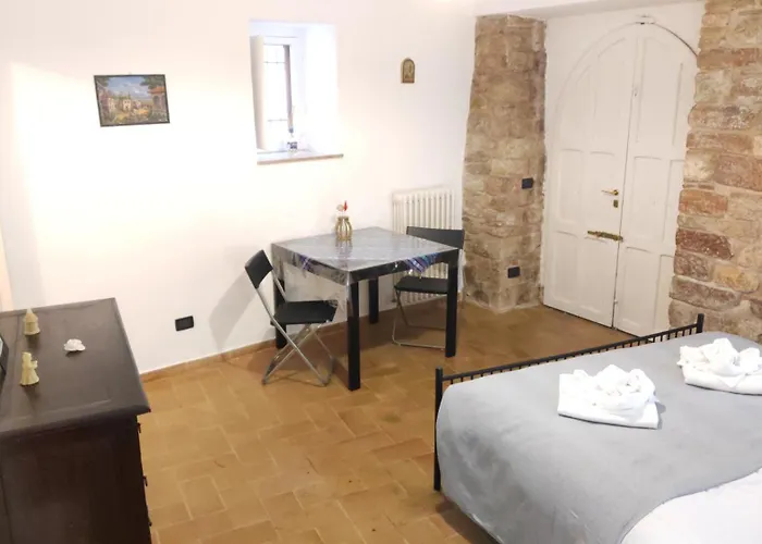 MyAssisiSuite - All'Ombra di Santa Chiara - Dimora Storica con Idromassaggio - Un Unico Spazio di 140mq per Gruppi - Assisi Centro - Accoglienza Live - Mówimy po polsku Apartamento