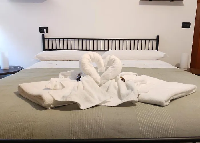 MyAssisiSuite - All'Ombra di Santa Chiara - Dimora Storica con Idromassaggio - Un Unico Spazio di 140mq per Gruppi - Assisi Centro - Accoglienza Live - Mówimy po polsku Apartamento *