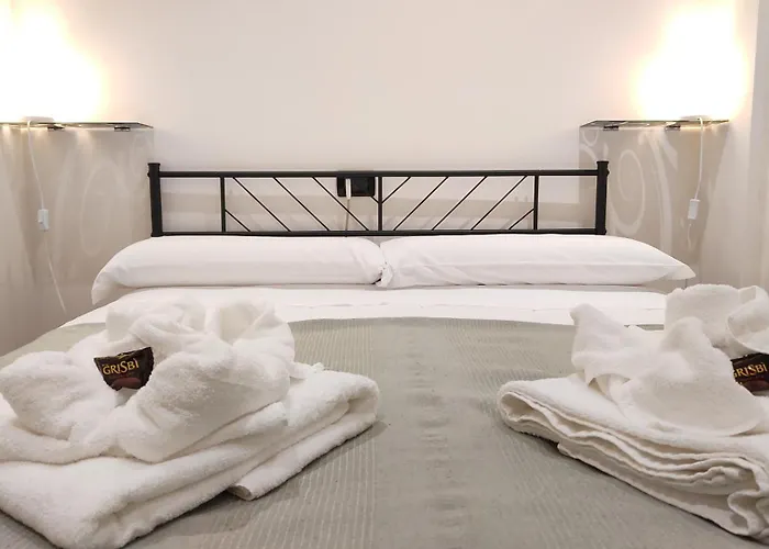 MyAssisiSuite - All'Ombra di Santa Chiara - Dimora Storica con Idromassaggio - Un Unico Spazio di 140mq per Gruppi - Assisi Centro - Accoglienza Live - Mówimy po polsku Apartamento