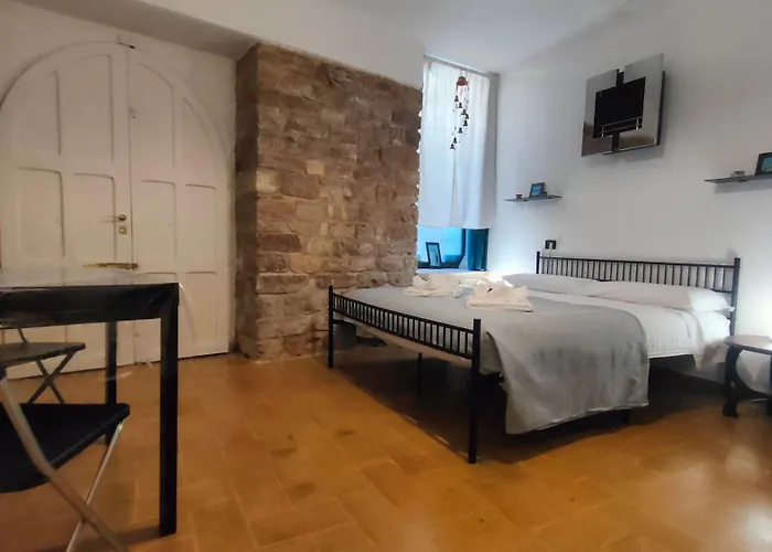 Apartamento MyAssisiSuite - All'Ombra di Santa Chiara - Dimora Storica con Idromassaggio - Un Unico Spazio di 140mq per Gruppi - Assisi Centro - Accoglienza Live - Mówimy po polsku